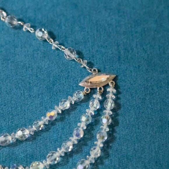 STUNNING Vintage Triple Strand Faceted Crystal Necklace 1950s Aurora Bor… - Picture 4 of 5